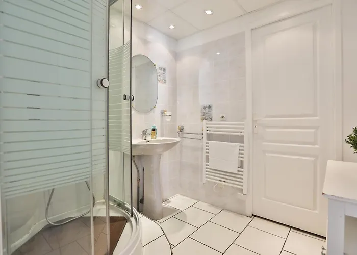 Le Petit Rocher 滨海隆热维勒